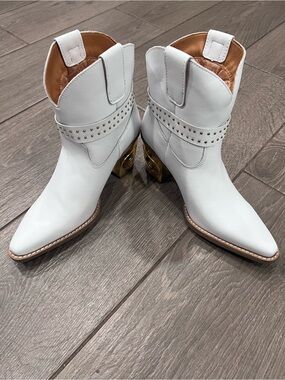 Dingo Milano White Studded Western Ankle Boots Size 6M